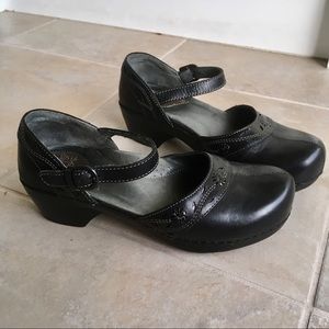 Dansko Shoes - Dansko embroidered mary janes (EU 38/ US 7.5) Dansko Shoes - Dansko embroidered mary janes (EU 38/ US 7.5)